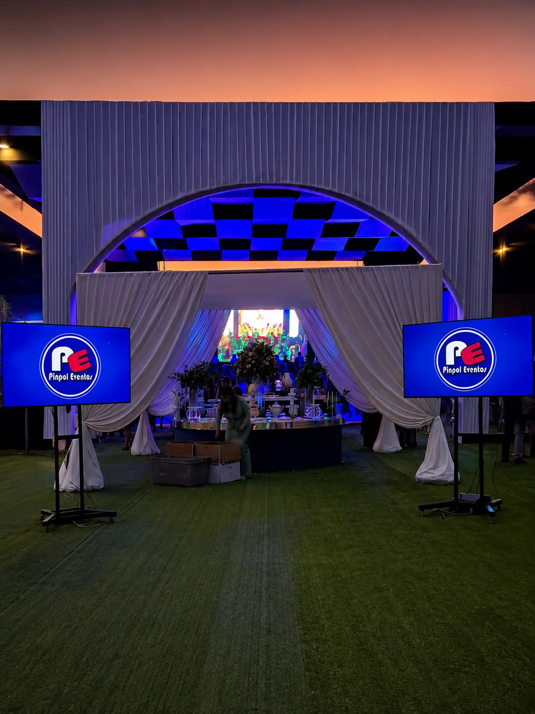 Televisores con rack profesional para eventos en Lima